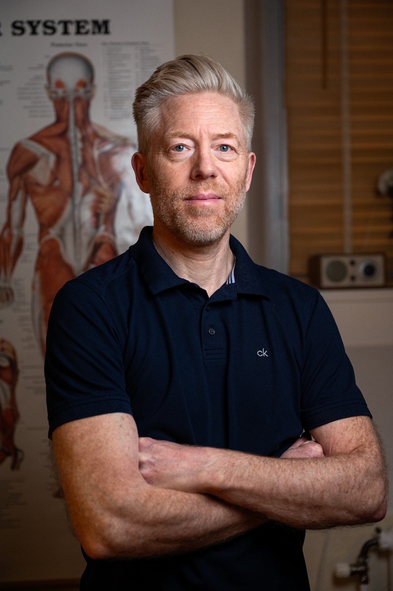 Martin Bergman, legitimerad naprapat med över 15 års erfarenhet av behandling av rygg-, nacke- och ledproblem, i sin professionella behandlingsrock på Vasastans Naprapatmottagning i Stockholm